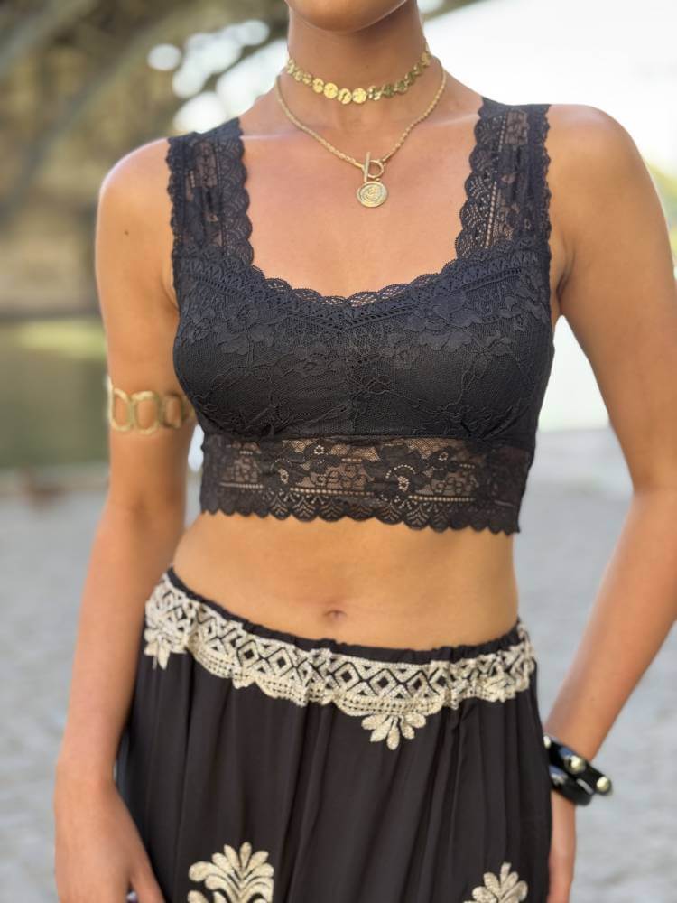 Bralette negro de encaje con diseño floral y transparencias