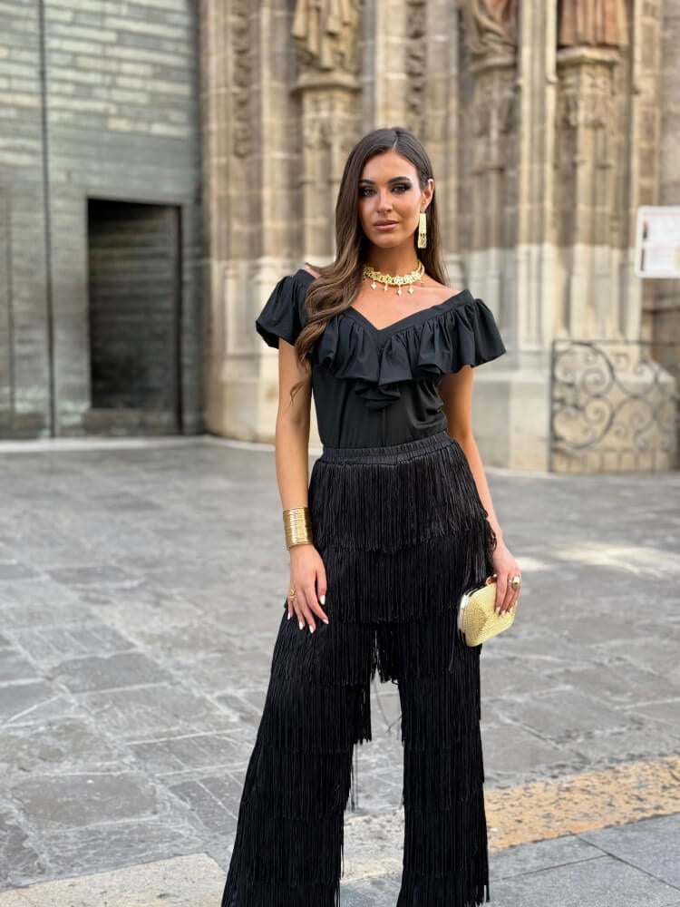 Pantalón negro satinado con flecos y brillo elegante