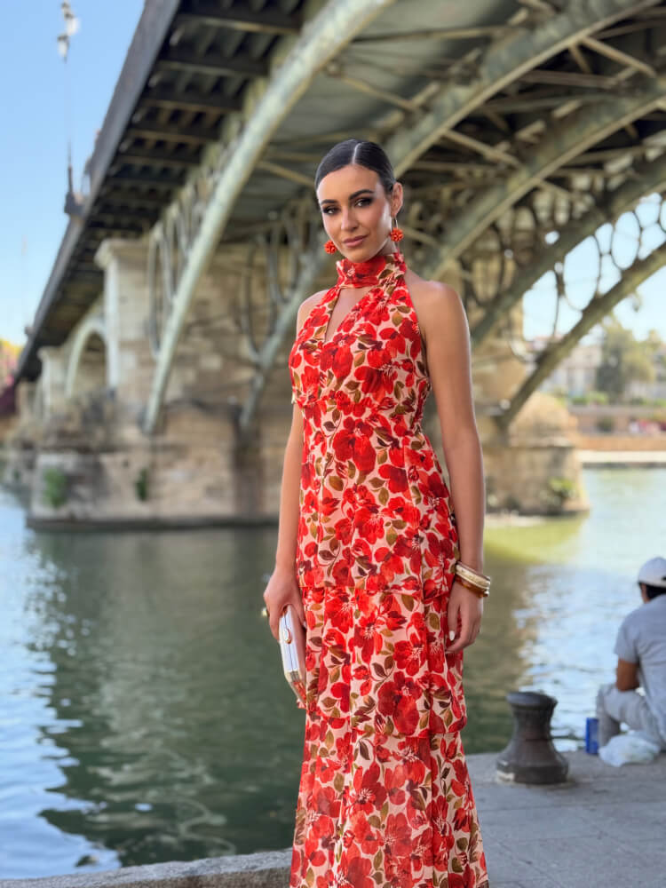 Vestido estampado floral en tonos naranjas con escote halter elegante.