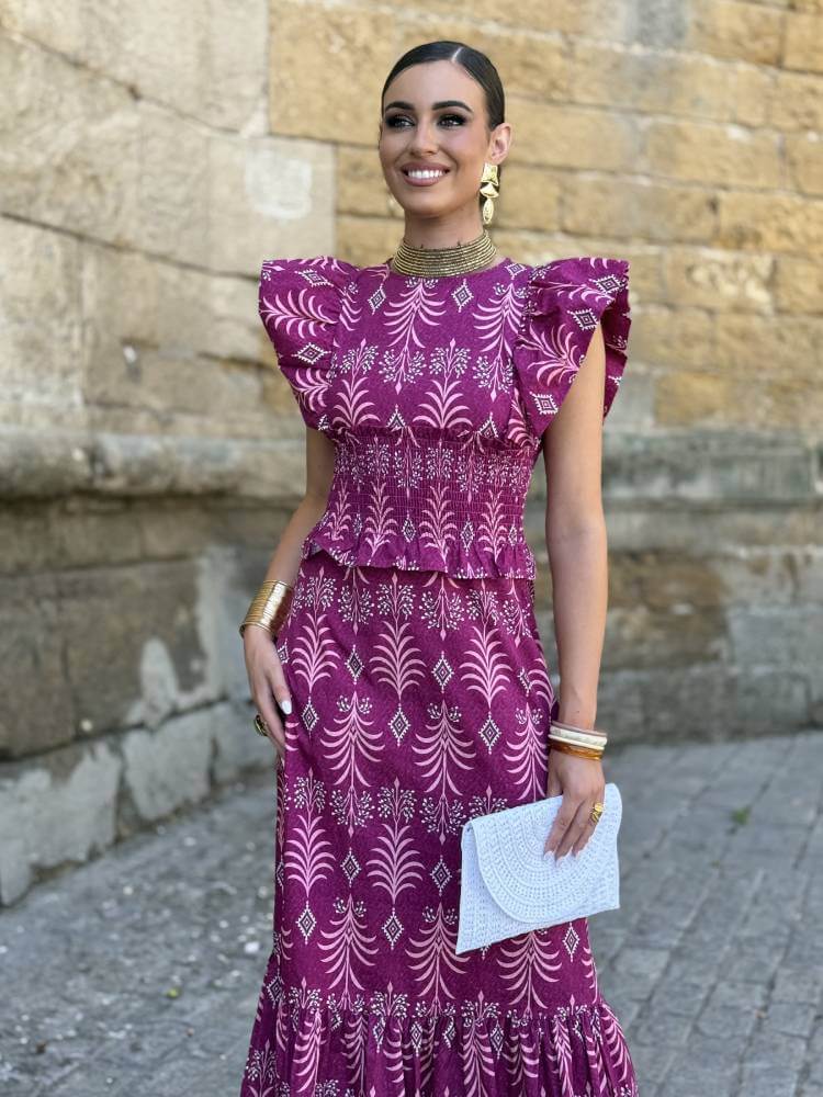 Vestido midi en color buganvilla con estampado geométrico y mangas con volantes.