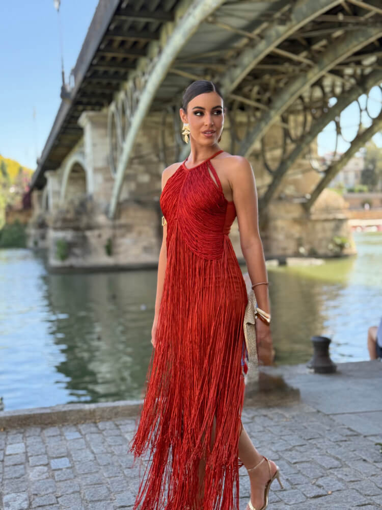 Vestido en tono caldera intenso y luminoso para invitada