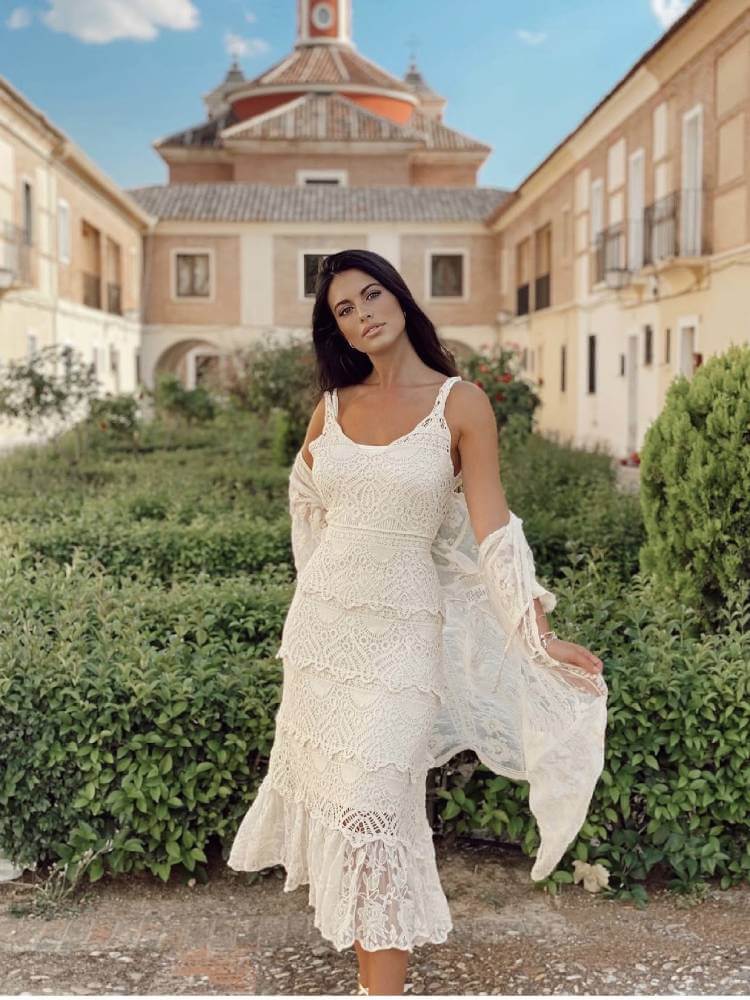 Vestido midi en tejido crochet beige de tirantes finos