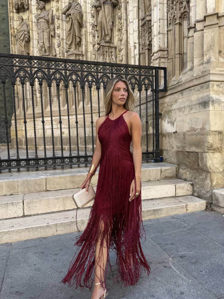 Vestido midi de flecos color vino con escote halter elegante