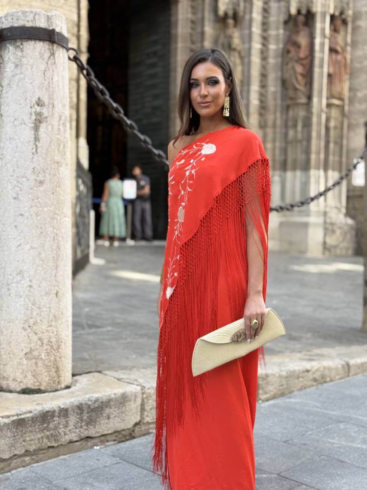 Vestido largo naranja asimétrico con bordados florales