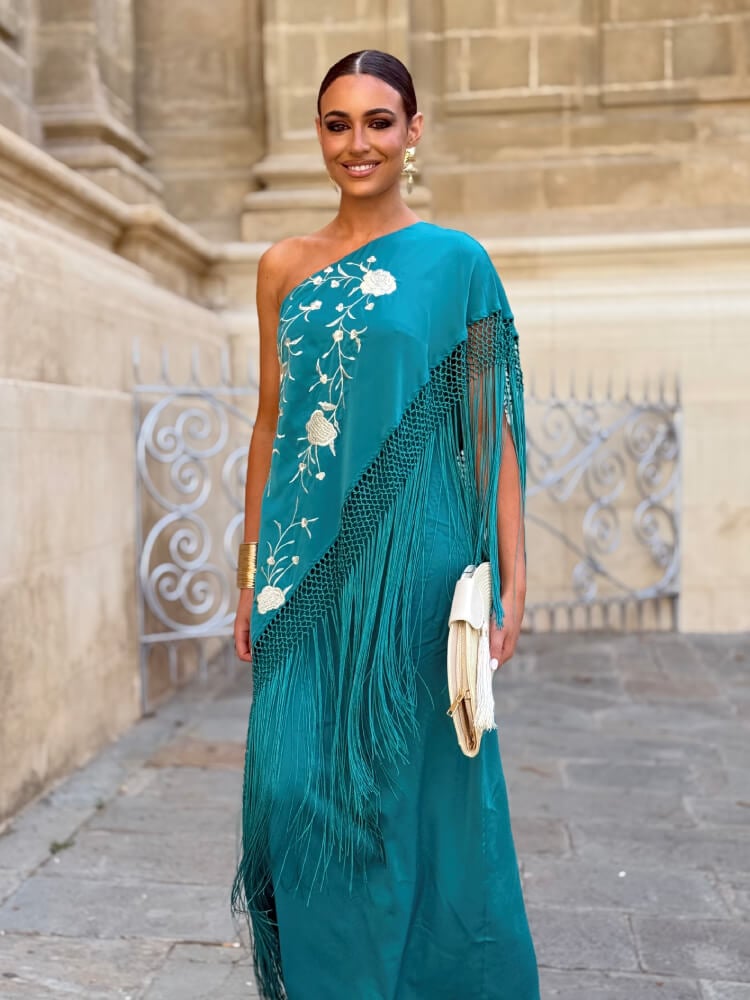 Vestido asimétrico con bordado artesanal para invitadas