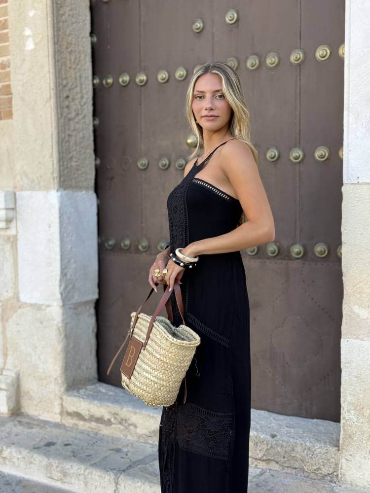 Vestido largo negro con detalles de encaje y tirantes finos