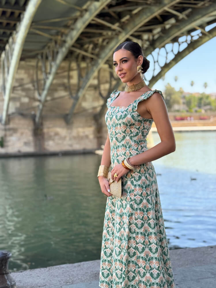 Vestido estampado en tonos verdes con falda midi para invitada