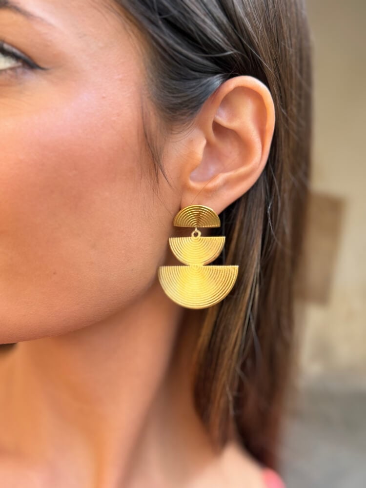 Pendientes en metal dorado con diseño geométrico