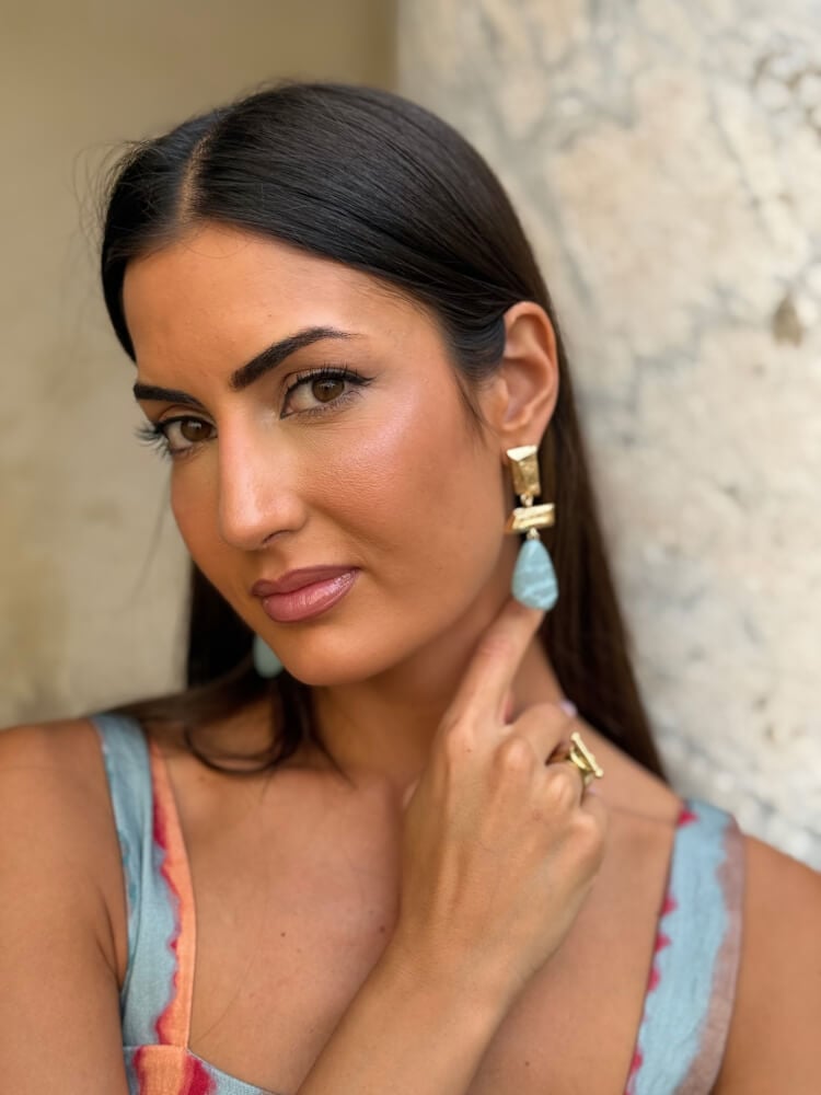 Pendientes combinados en metal dorado con una piedra celeste