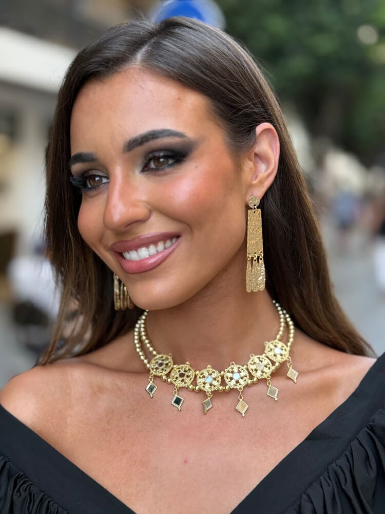 Pendientes en metal dorado con acabado martelé