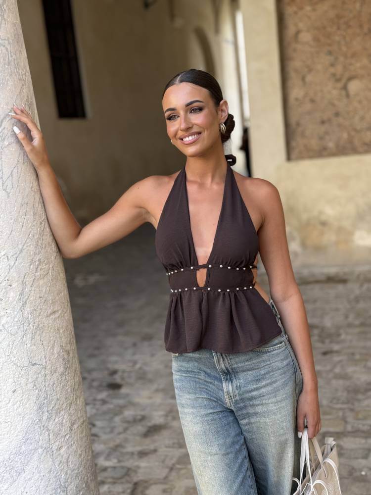 Top halter en tejido tipo tela con tachuelas