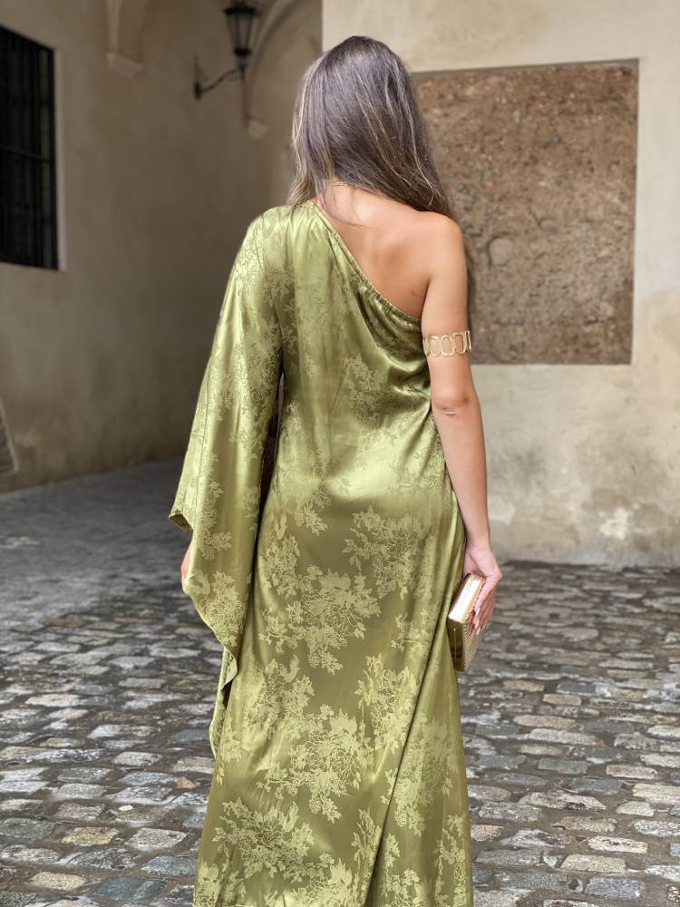 Vestido verde estampado floral en relieve con diseño elegante