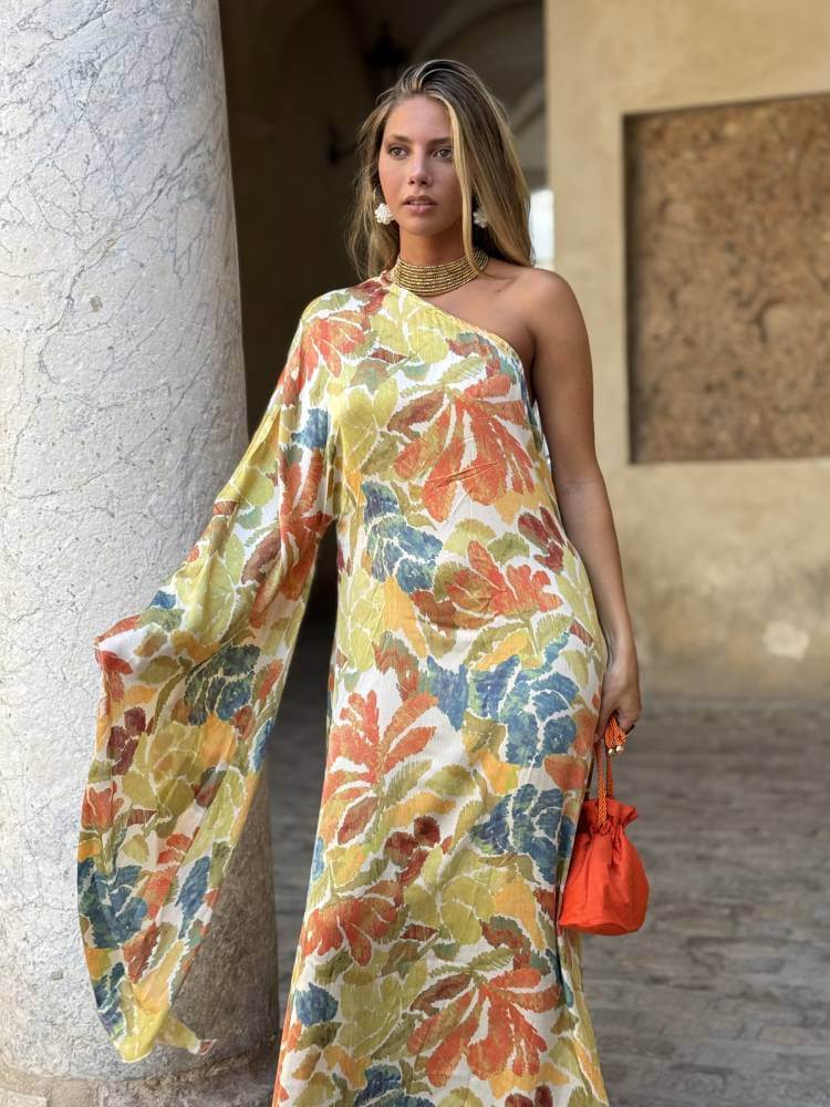 Vestido largo estampado floral con corte asimétrico y manga amplia