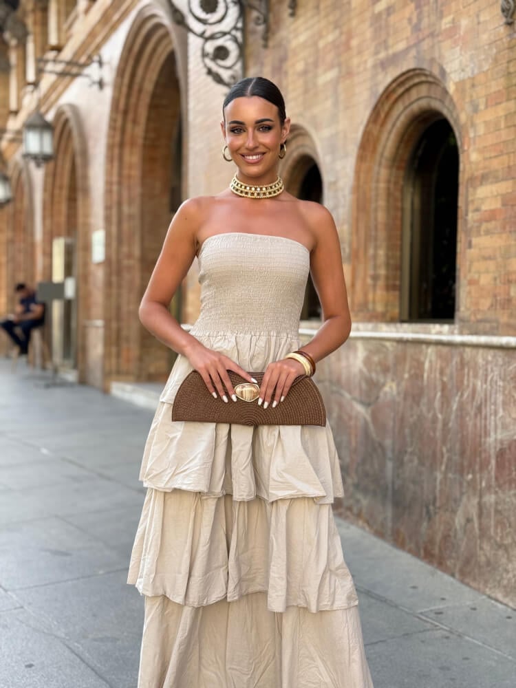 Vestido beige en tejido tipo lino con cascada de volantes