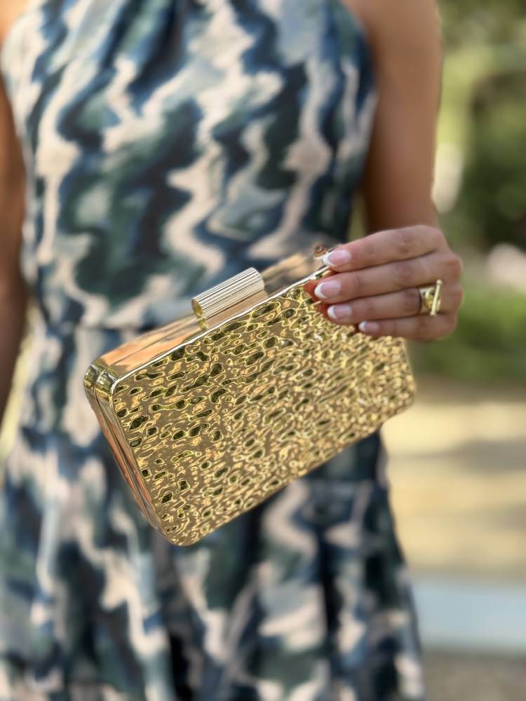 Bolso de mano dorado para bodas y eventos