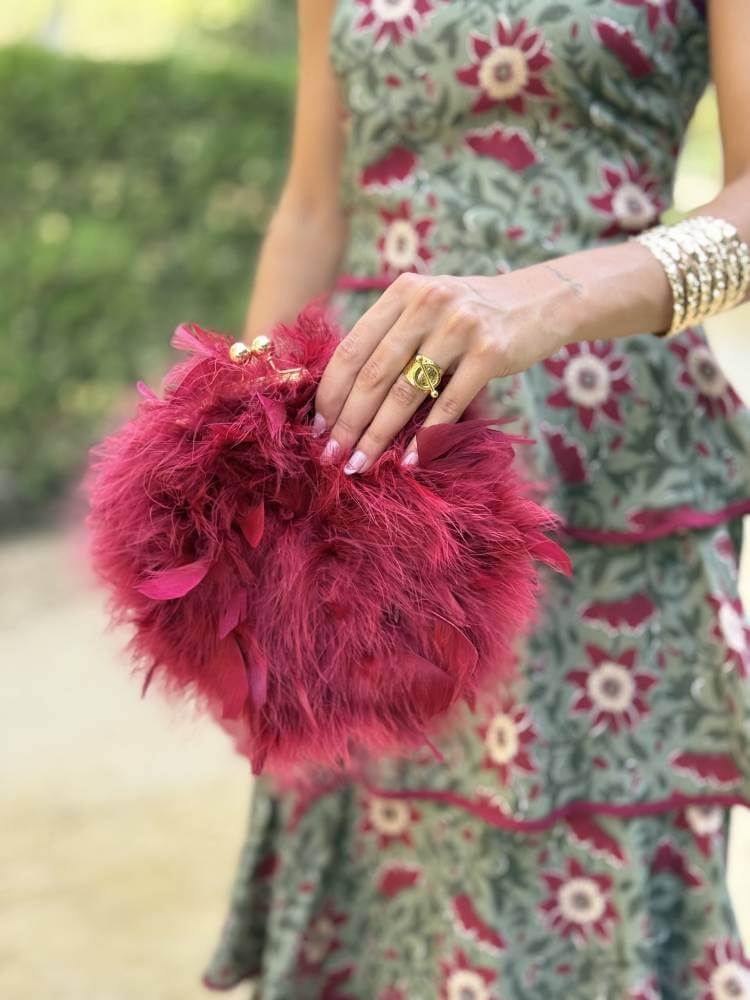 Bolso de mano con plumas naturales en tono vino