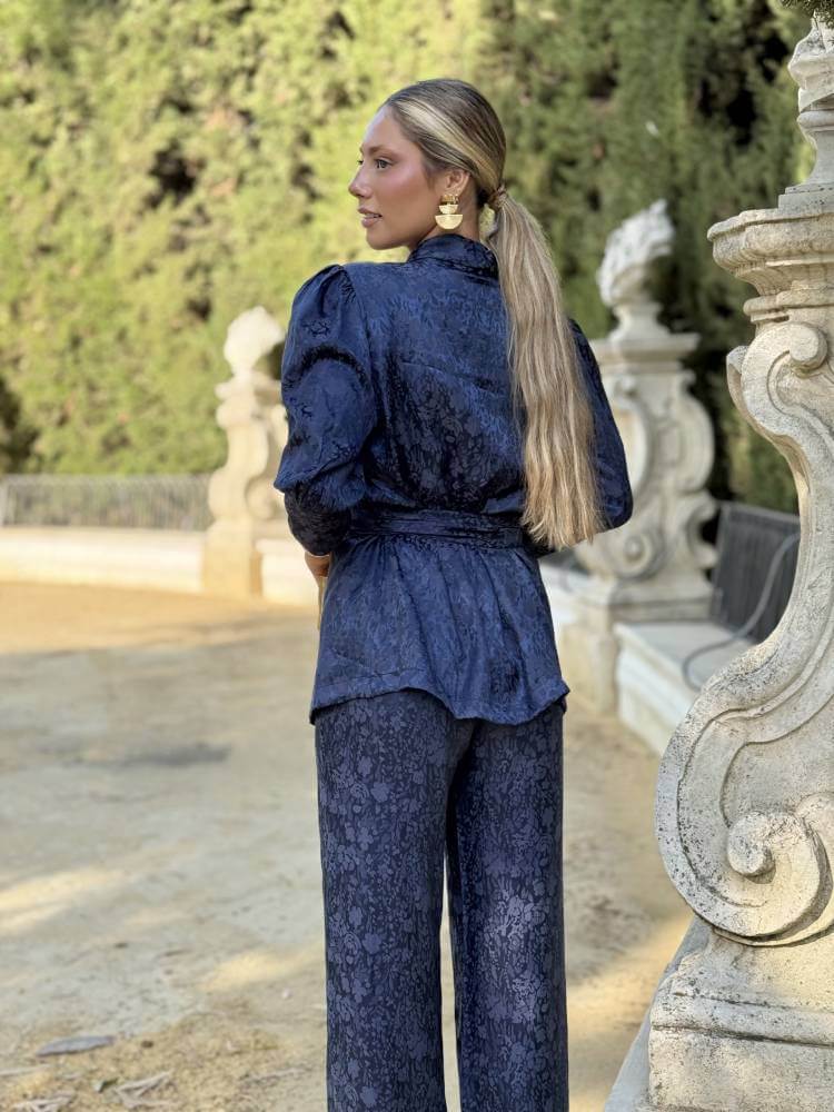 Conjunto de chaqueta y pantalón en tono azul noche con textura jacquard