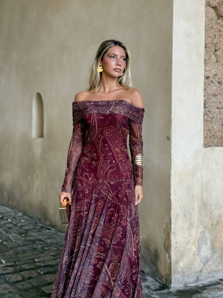Vestido largo en tejido tul estampado paisley en tonos burdeos y dorados para invitada