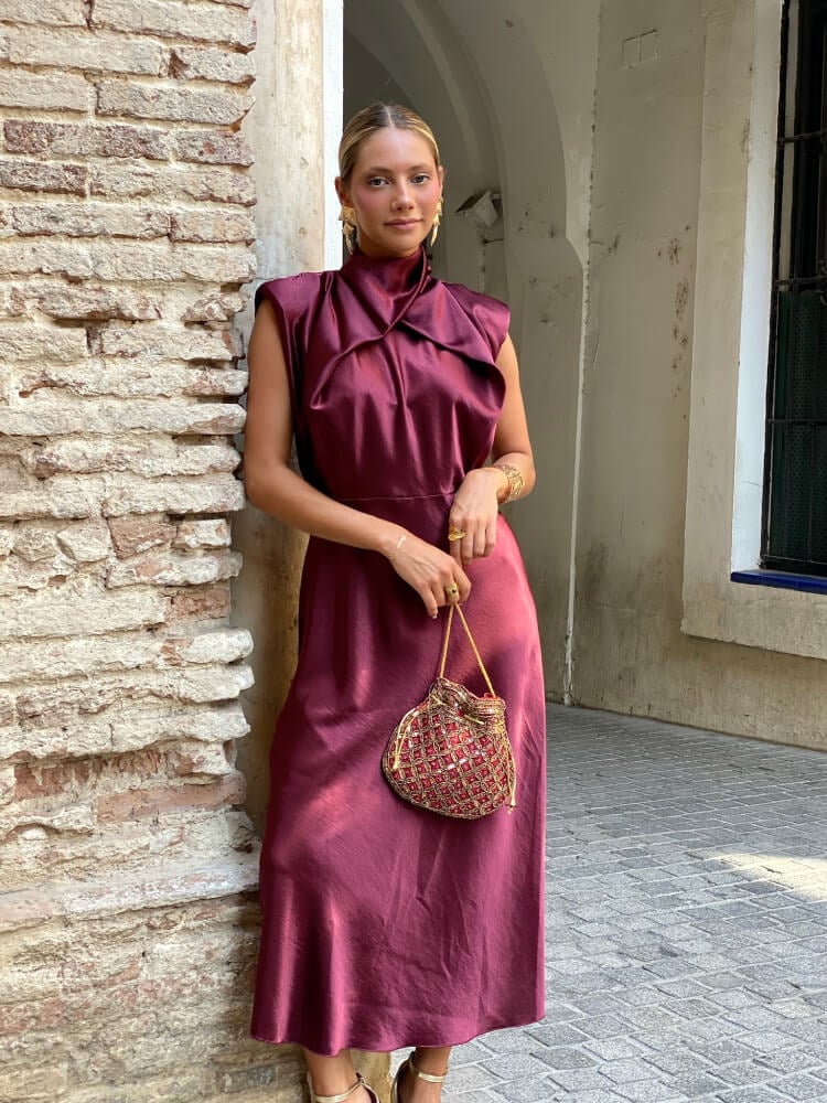 Vestido en tono vino de invitada con cuello cruzado