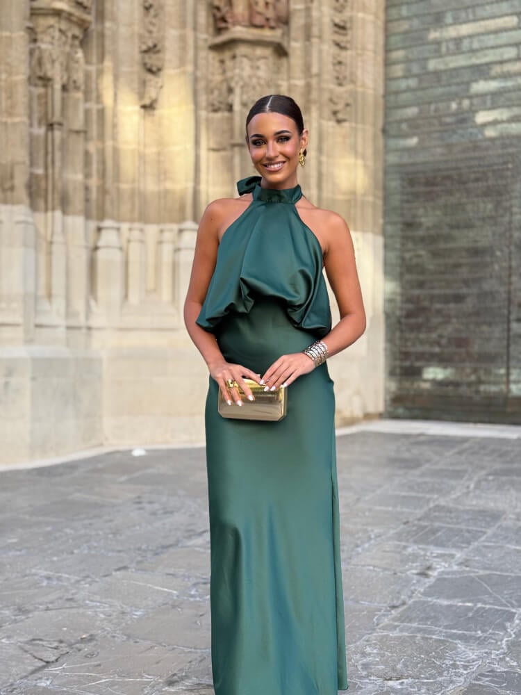 Vestido verde botella largo de invitada de día con tejido sedoso