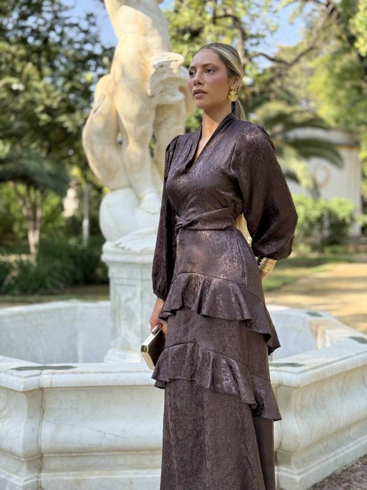Vestido largo en tejido sedoso con acabado brillante para invitada