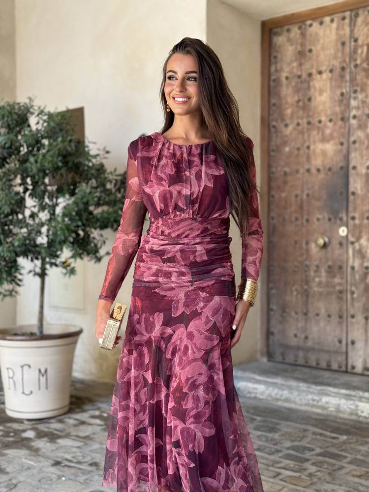 Vestido largo en tejido tul con estampado floral en tonos burdeos y rosa