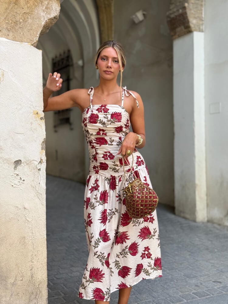 Vestido blanco con estampado de rosas y cuerpo drapeado favorecedor