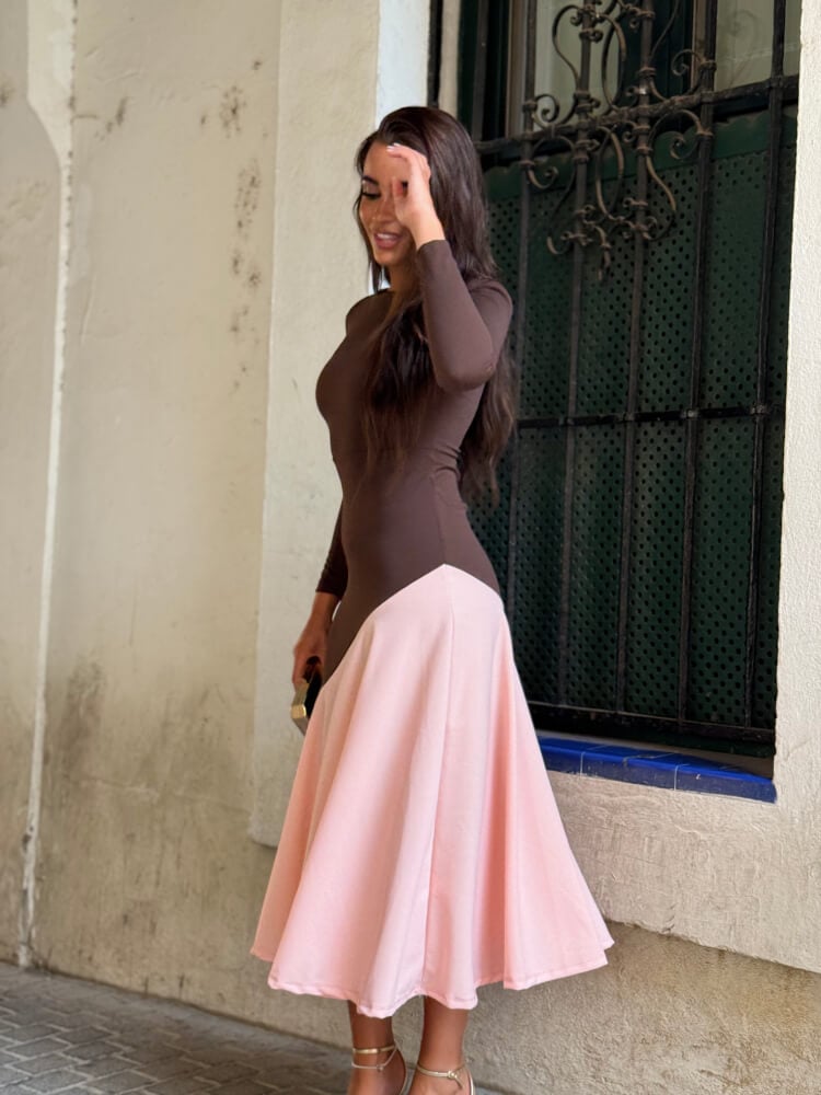 Vestido en crespón elástico marrón y rosa visto de frente