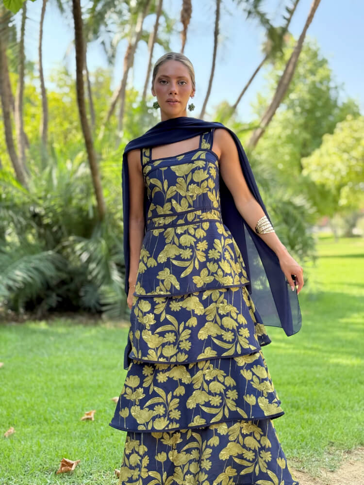 Vestido largo azul con flores verdes para invitadas